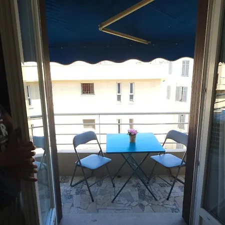 Trois Pieces Au Coeur D'antibes ! Proche Et Parking A Disposition Daire