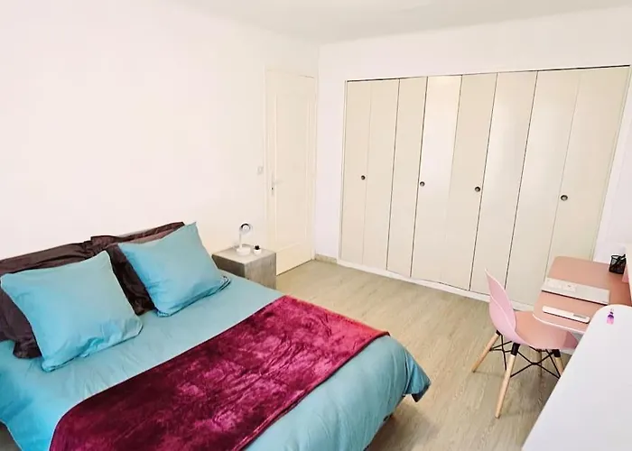 Trois Pieces Au Coeur D'antibes ! Proche Et Parking A Disposition *