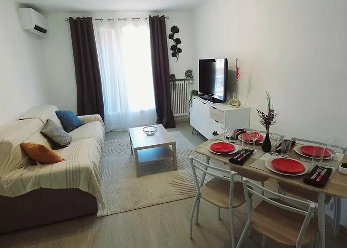 Trois Pieces Au Coeur D'antibes ! Proche Et Parking A Disposition * Antibes