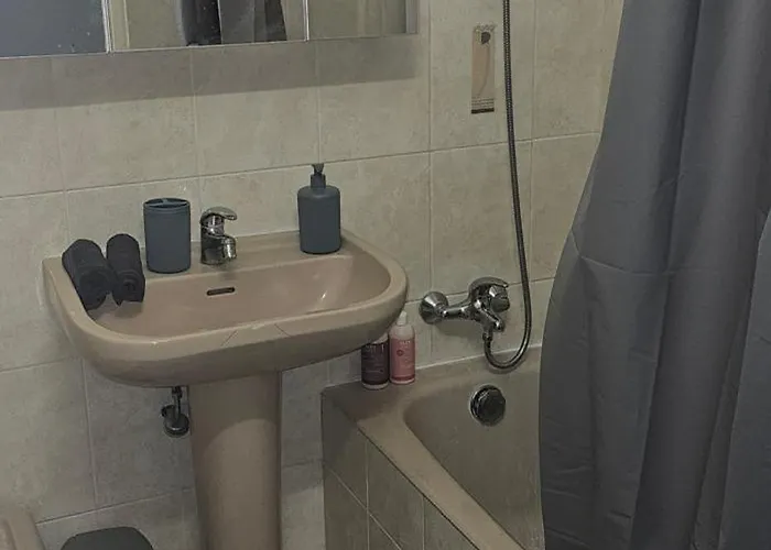 Trois Pieces Au Coeur D'antibes ! Proche Et Parking A Disposition * Antibes