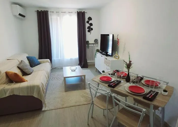 Trois Pieces Au Coeur D'antibes ! Proche Et Parking A Disposition *