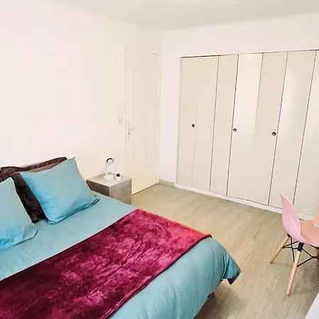 Trois Pieces Au Coeur D'antibes ! Proche Et Parking A Disposition *