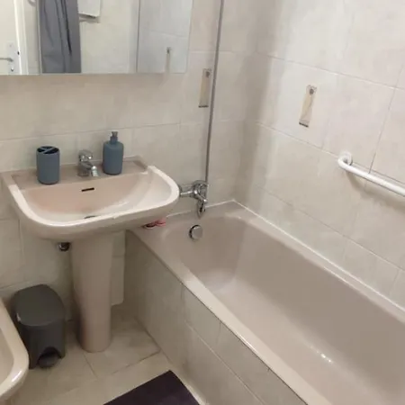 Trois Pieces Au Coeur D'antibes ! Proche Et Parking A Disposition *