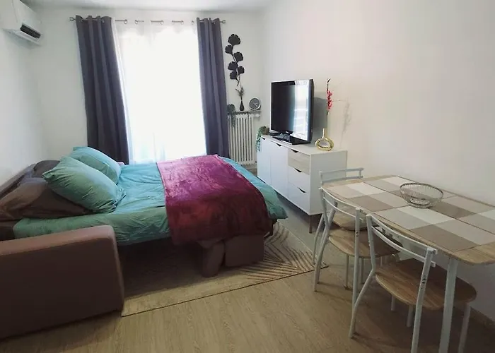 Trois Pieces Au Coeur D'antibes ! Proche Et Parking A Disposition * Antibes