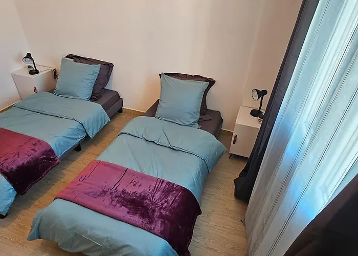 Trois Pieces Au Coeur D'antibes ! Proche Et Parking A Disposition *