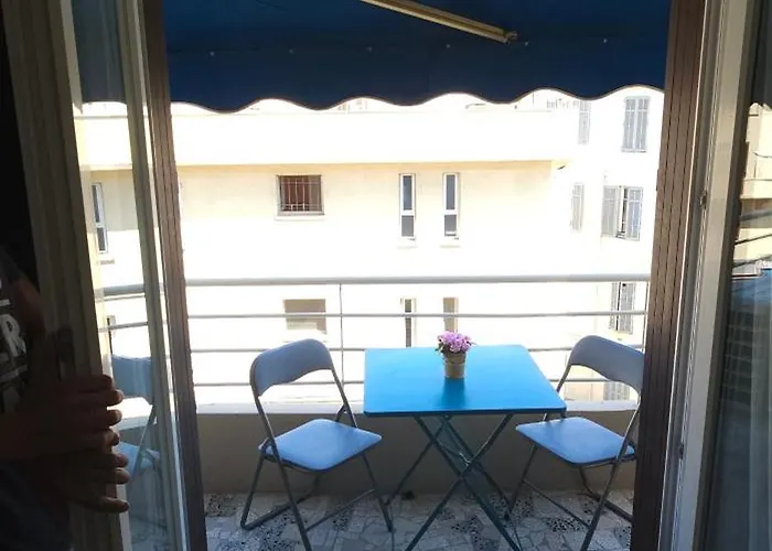 Trois Pieces Au Coeur D'antibes ! Proche Et Parking A Disposition Apartment